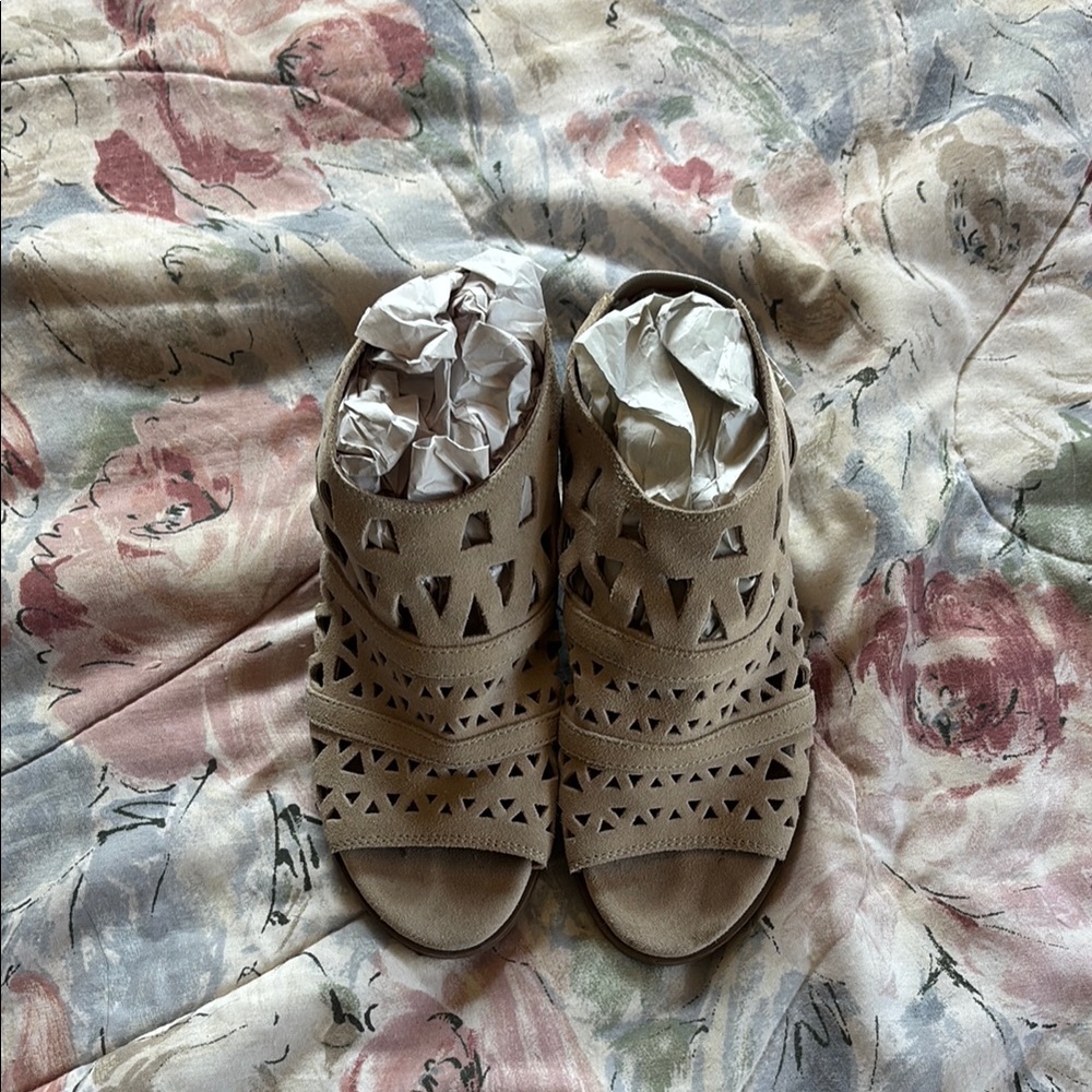 Diba Tan Sandals Elegant and Comfortable